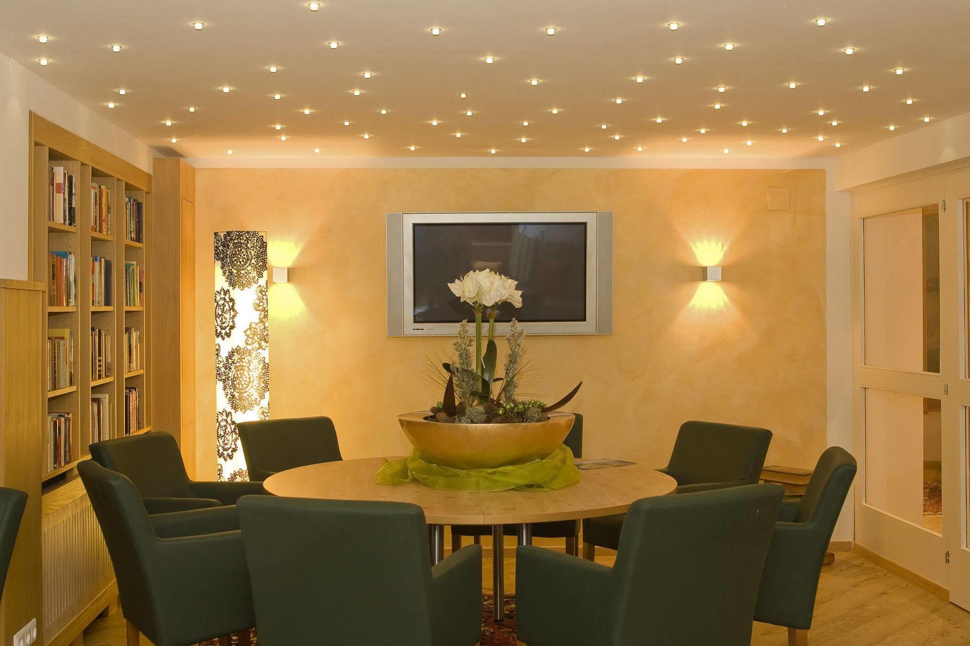 Sonnenhotel Zaubek Треффен Экстерьер фото